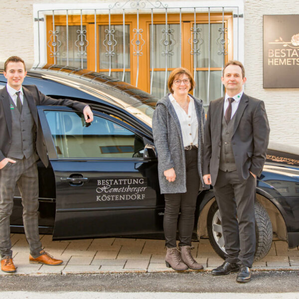 Familie Hemetsberger mit Auto Bestattung-hemetsberger.at